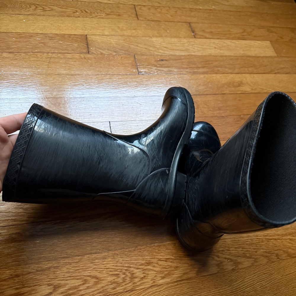 Girls Waterproof Ugg Boots - Picture 6 of 7